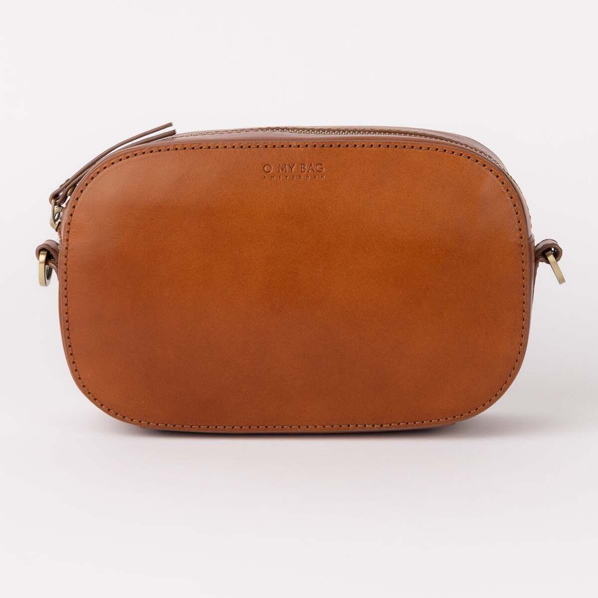 Kleine, braune Umhängetasche aus Leder mit abgerundeten Ecken und schlichtem Design vor weißem Hintergrund. Das Accessoire ist modern und minimalistisch und eignet sich ideal für den Alltag oder besondere Anlässe.