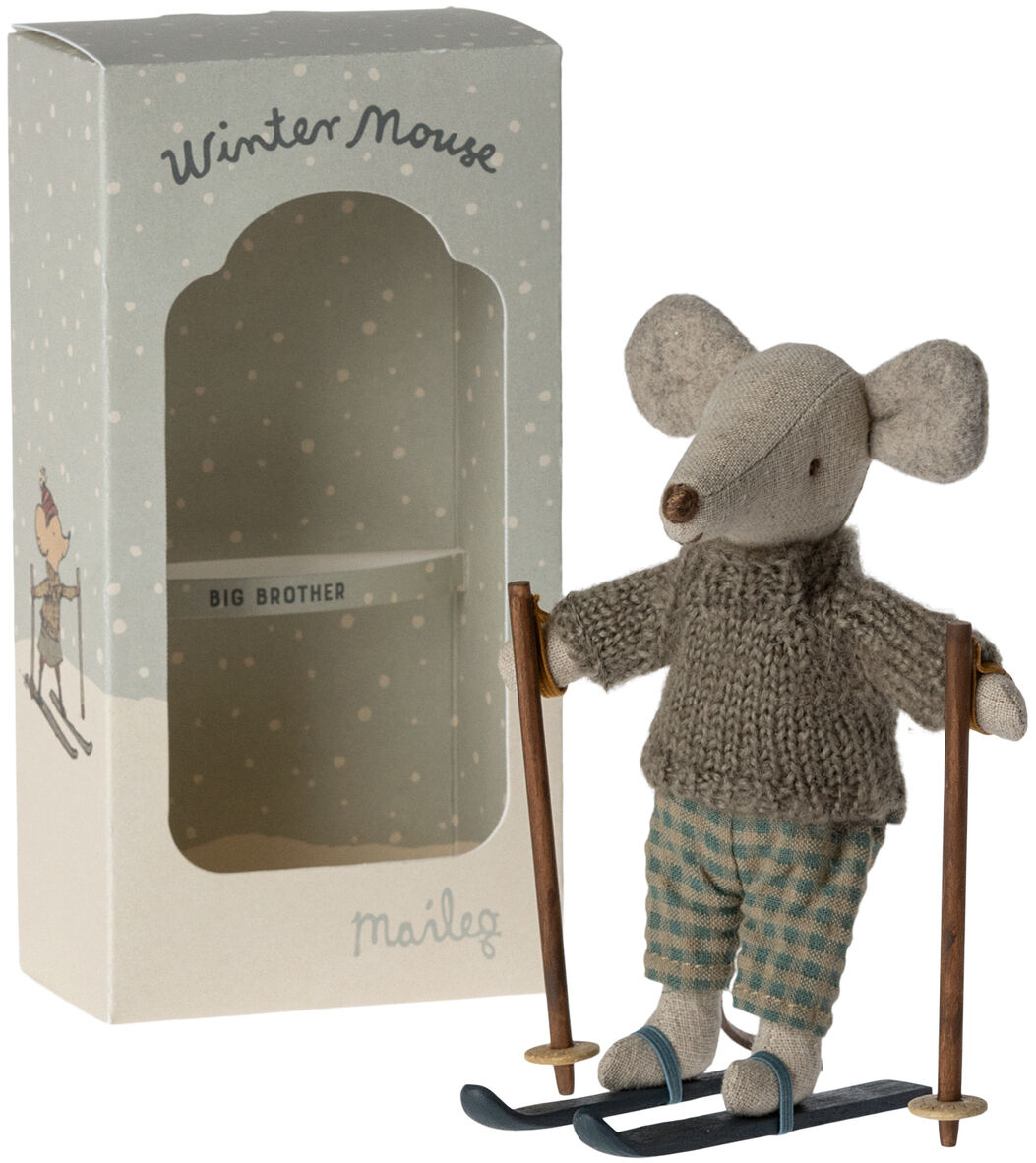 Eine niedliche Mausfigur in Winterkleidung mit Ski und Skistöcken steht vor einer dekorativen Verpackung mit dem Aufdruck 'Winter Mouse' und 'Big Brother'.