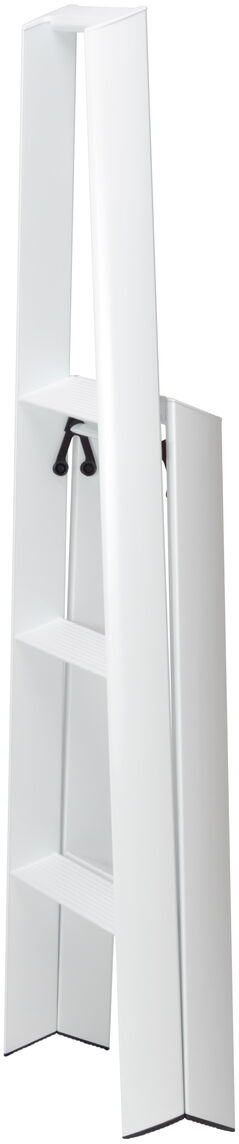 Zusammengeklappte, moderne dreistufige Trittleiter aus weiß lackiertem Aluminium vor neutralem Hintergrund, schlankes und elegantes Design, geeignet für Haushalt und Innenräume.