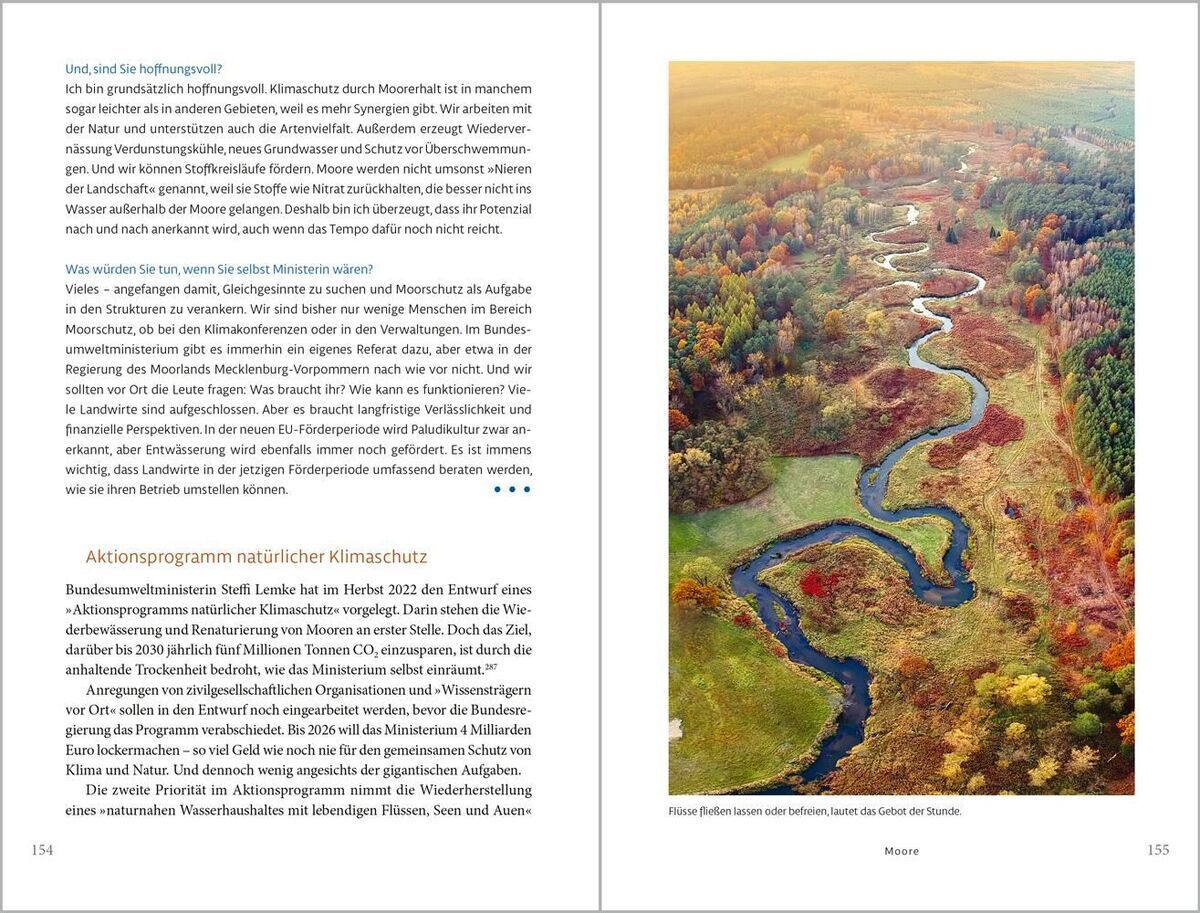 Ein Buch mit dem Titel 'Aufbäumen gegen die Dürre' von Ute Scheub und Stefan Schwarzer. Die linke Seite zeigt Text über naturnahen Klimaschutz, während die rechte Seite eine Luftbildaufnahme einer wellenförmigen Flusslandschaft in herbstlichen Farben zeigt.
