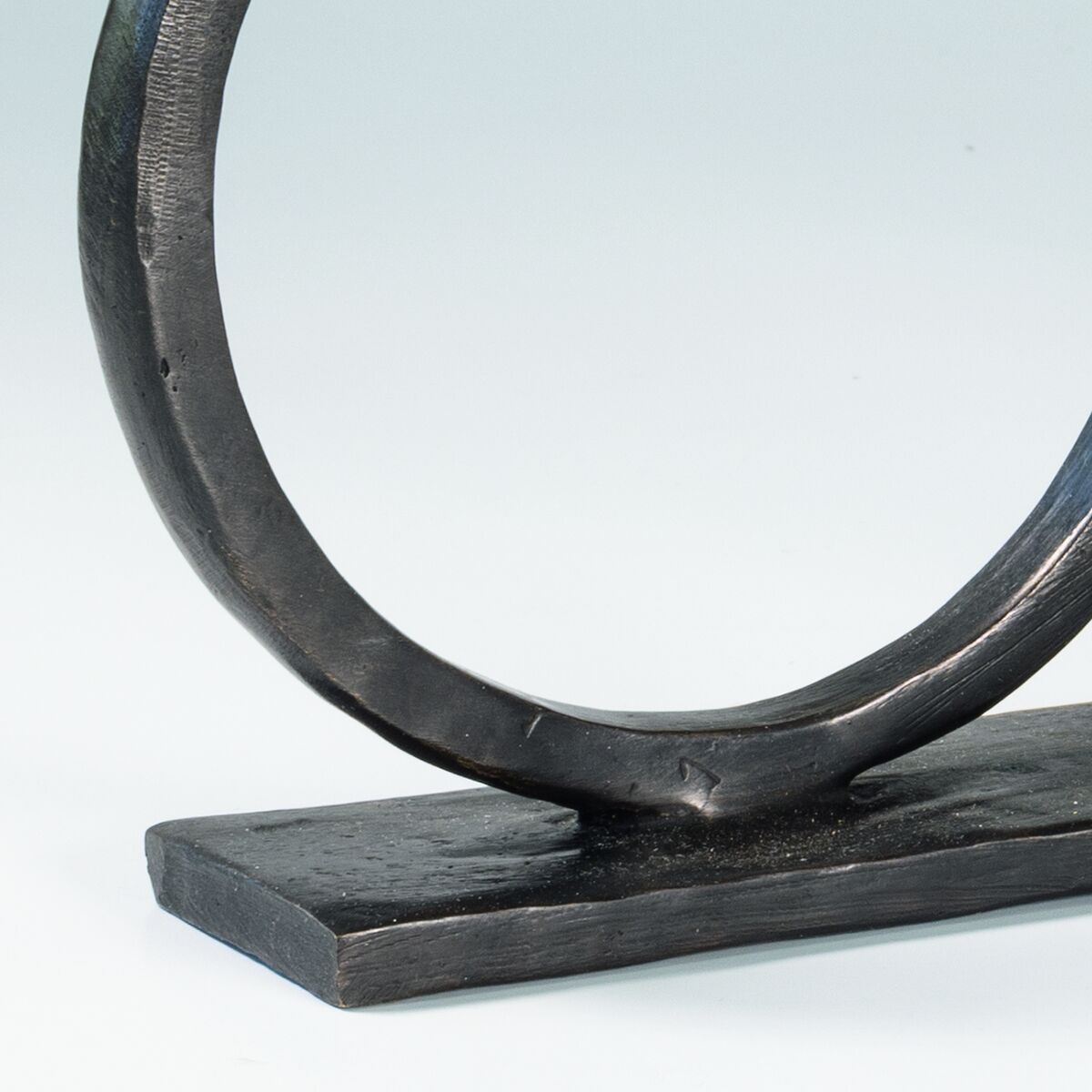 Bronzeskulptur eines stilisierten Rennradfahrers auf rechteckigem Sockel, moderne und minimalistische Gestaltung, geeignet als dekoratives Kunstobjekt für Radsportbegeisterte, Sammler oder als Geschenk.