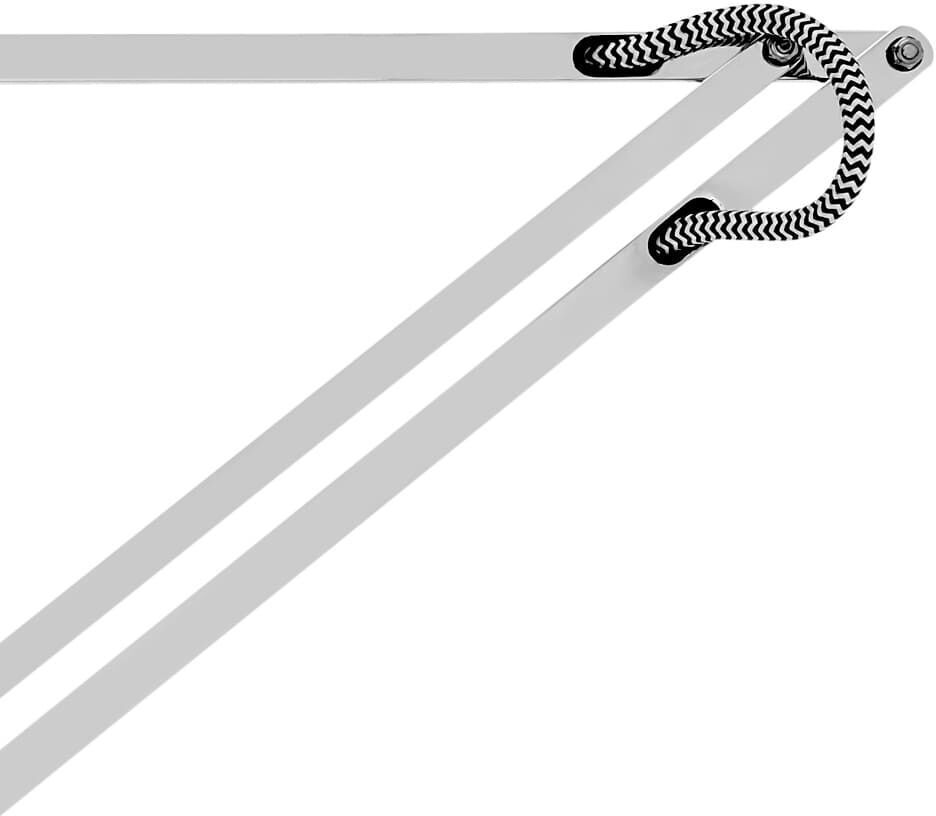 Die Tischleuchte 'Anglepoise Original 1227 Brass Desk Lamp' zeigt eine klassische verstellbare Schreibtischlampe mit Schwenkarm, überwiegend in Weiß, Schwarz und Messingfarben gestaltet.