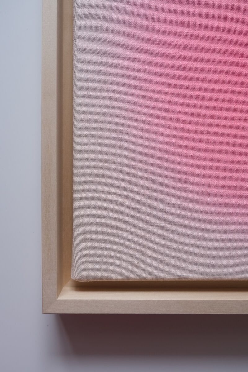 Ein minimalistisches Kunstwerk der ZEIT-Sonderedition Sorbet in Rosa, Größe 30x30cm, mit einem zarten Farbverlauf von Weiß zu Pink. Das Gemälde ist in einem natürlichen Holzrahmen eingefasst und zeigt eine strukturierte Leinwandoberfläche.