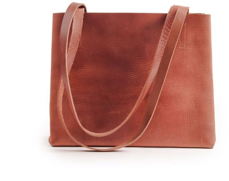 Braune Tasche in Lederoptik mit zwei Trageriemen in minimalistischem Design vor weißem Hintergrund.