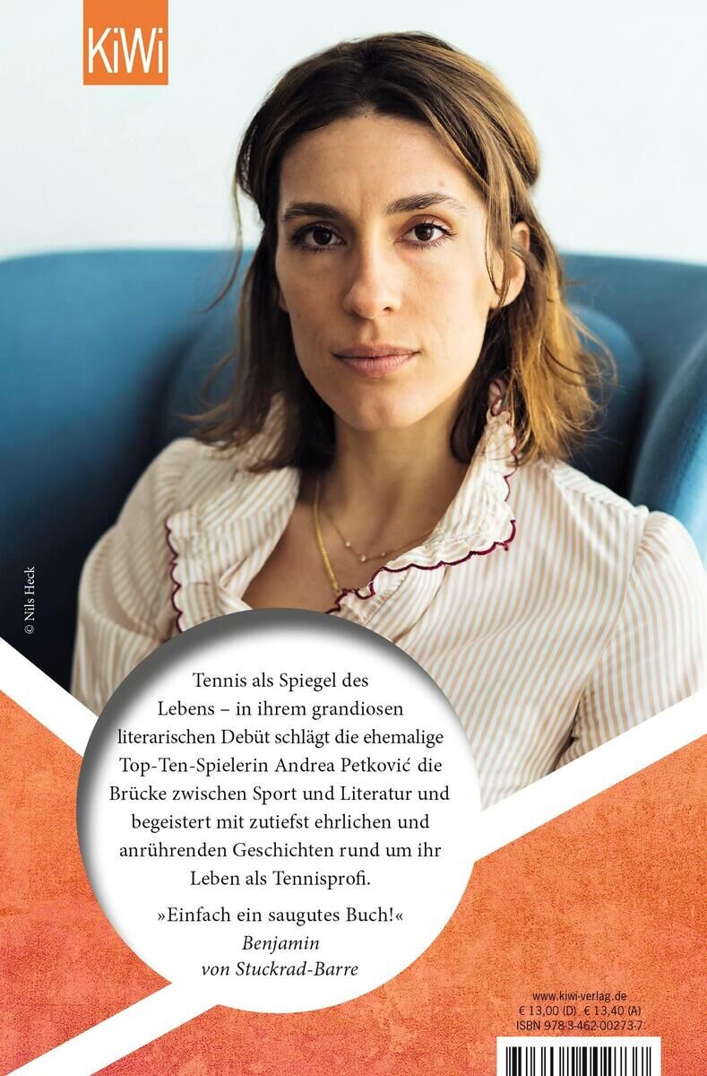 Das Buchcover zeigt eine Frau auf einem blauen Stuhl sitzend. Sie hat braunes Haar und trägt ein weißes Oberteil. Im Hintergrund befindet sich ein orange-weißes geometrisches Muster. Oben links ist das KiWi-Logo zu sehen und darunter steht ein Zitat über Tennis und Literatur.