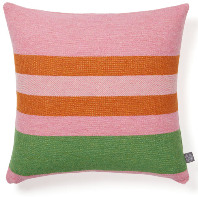 Quadratisches Kissen mit breiten, horizontalen Streifen in Rosa, Orange, und Grün. Ein modernes Design inspiriert von Bauhaus-Stil.
