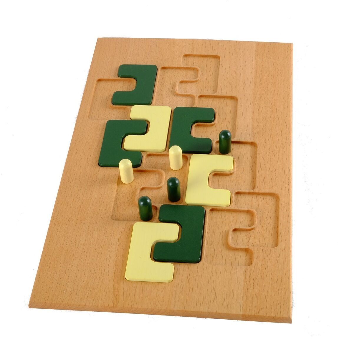 Das Bild zeigt das Spiel 'C-Cross', welches aus einer hölzernen Spielplatte mit grünen und gelben Spielsteinen besteht, die in Schlitze auf der Platte eingelegt werden.