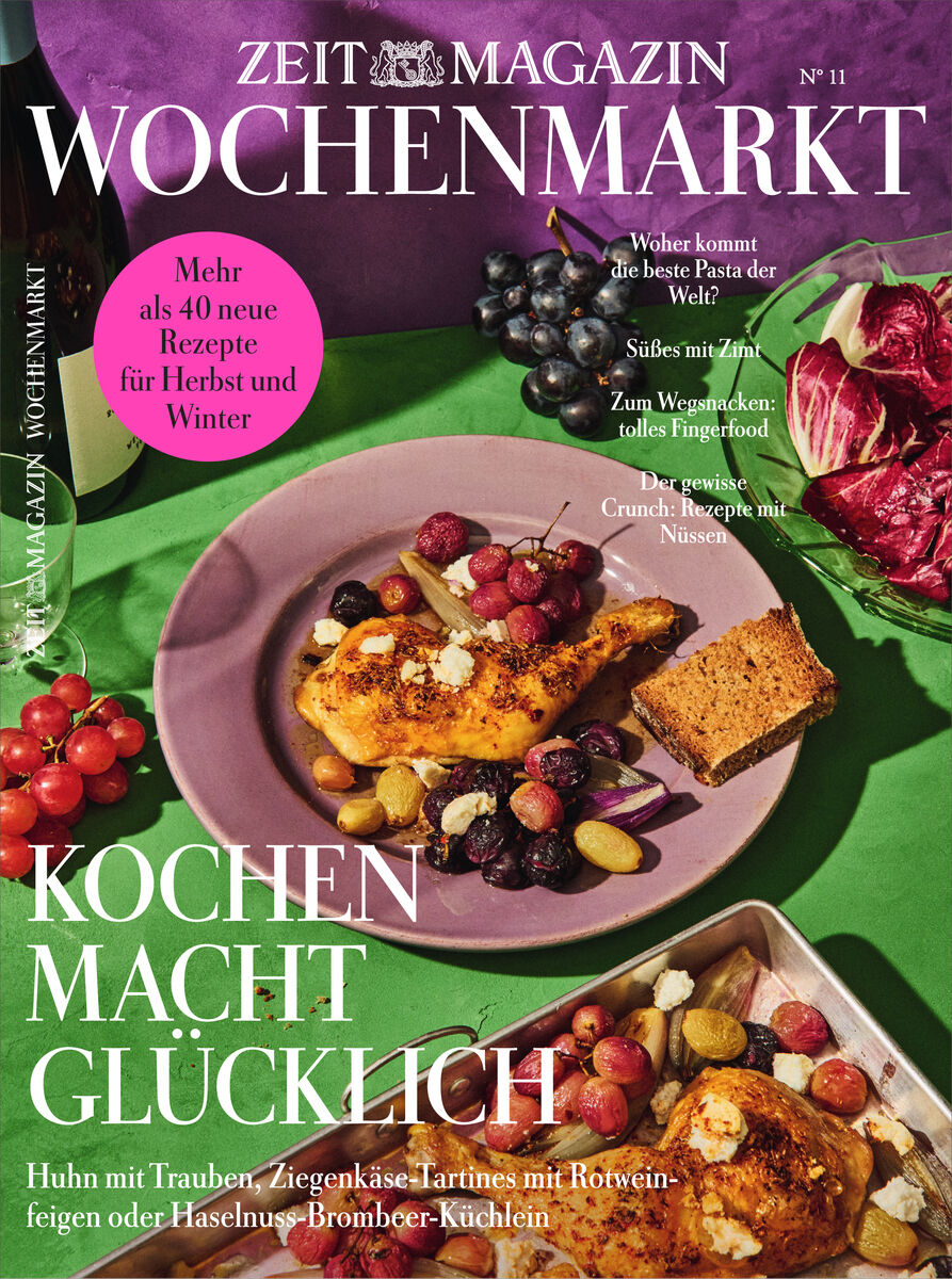 Cover des ZEITmagazin WOCHENMARKT Nr. 11 mit buntem Food-Stillleben: Zwei Teller mit gebratenem Huhn, Trauben, Nüssen, Ziegenkäse, Brot, umgeben von Salat, Obst und Rotweinflasche auf grünem Tuch. Magazintexte und Schriftzüge auf dem Titel verteilt.