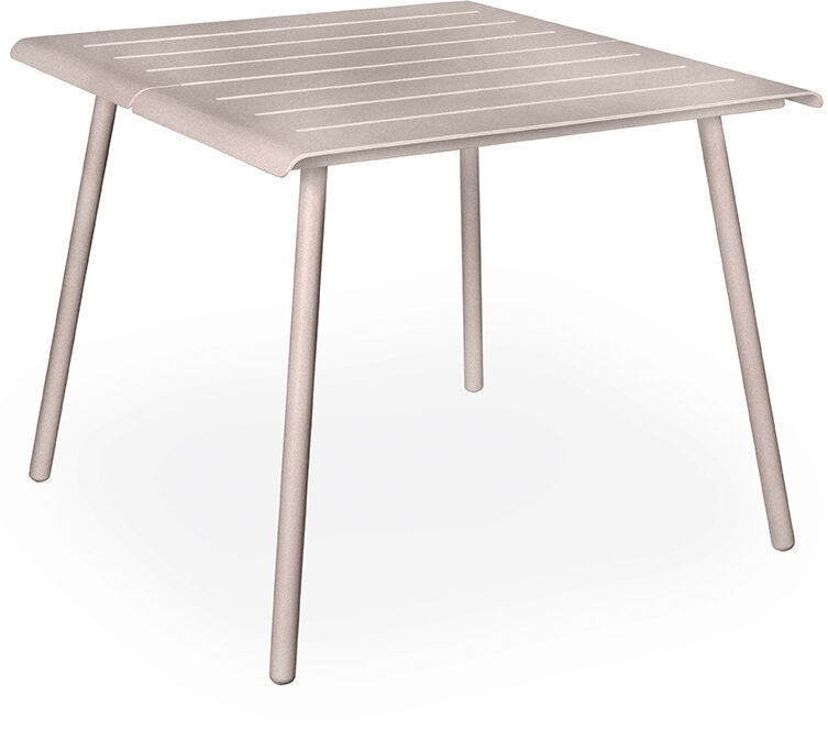 Ein quadratischer Tisch aus Holz in der Abmessung 90x90 cm mit dem Modellnamen VAPIO. Der Tisch hat ein minimalistisches Design und stabile vier Beine. Die Oberfläche des Tisches ist glatt und pflegeleicht, in einer beigen Farbe.