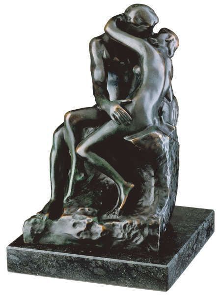 Eine Marmor-Skulptur von Auguste Rodin mit dem Titel »Der Kuss« aus den Jahren 1888/89, die ein sich küssendes Paar darstellt.