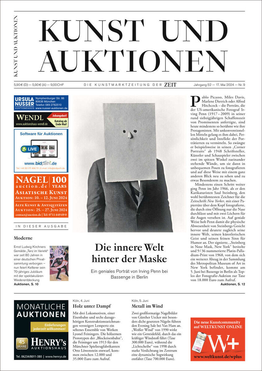 Das Bild zeigt die Titelseite der Zeitschrift 'KUNST UND AUKTIONEN' Ausgabe 9/24. Die Titelseite ist weiß mit schwarzem Text. Oben sind der Name der Zeitschrift und einige Werbebanner in den Farben Blau und Gelb zu sehen. In der Mitte gibt es ein Bild eines Mannes in einem Anzug und einer merkwürdigen Gesichtsverkleidung. Darunter der Titel 'Die innere Welt hinter der Maske'. Unten befinden sich weitere Textblöcke und zusätzliche Werbung.
