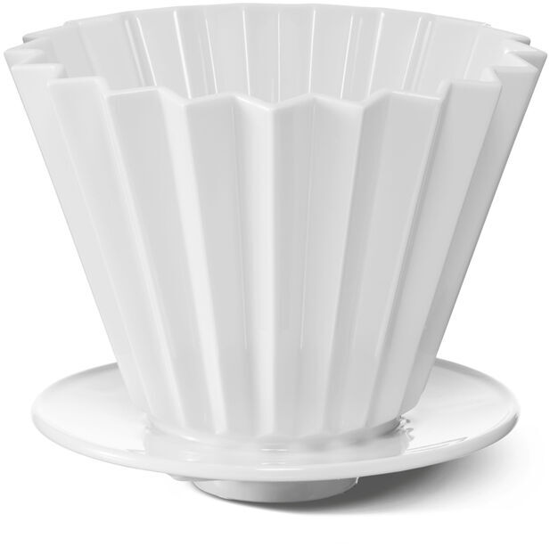 Ein weißer Kaffeefilter #2 von LAB, der auf einer weißen Oberfläche steht. Der Filter hat eine gefaltete Struktur und ist schlicht gestaltet.