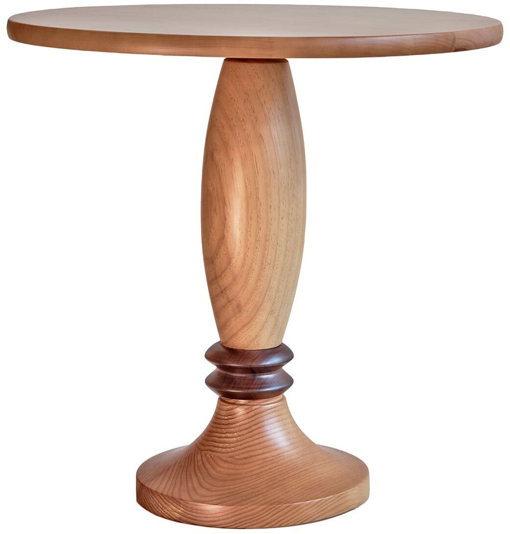 Ein eleganter Beistelltisch namens 'Birillo' in klassischer Variante. Der Tisch ist aus verschiedenen Brauntönen von Holz gefertigt und verfügt über eine runde Tischplatte mit einem kunstvoll geformten Standfuß. Ideal für traditionelle Wohnräume oder als Akzent im modernen Interieur.