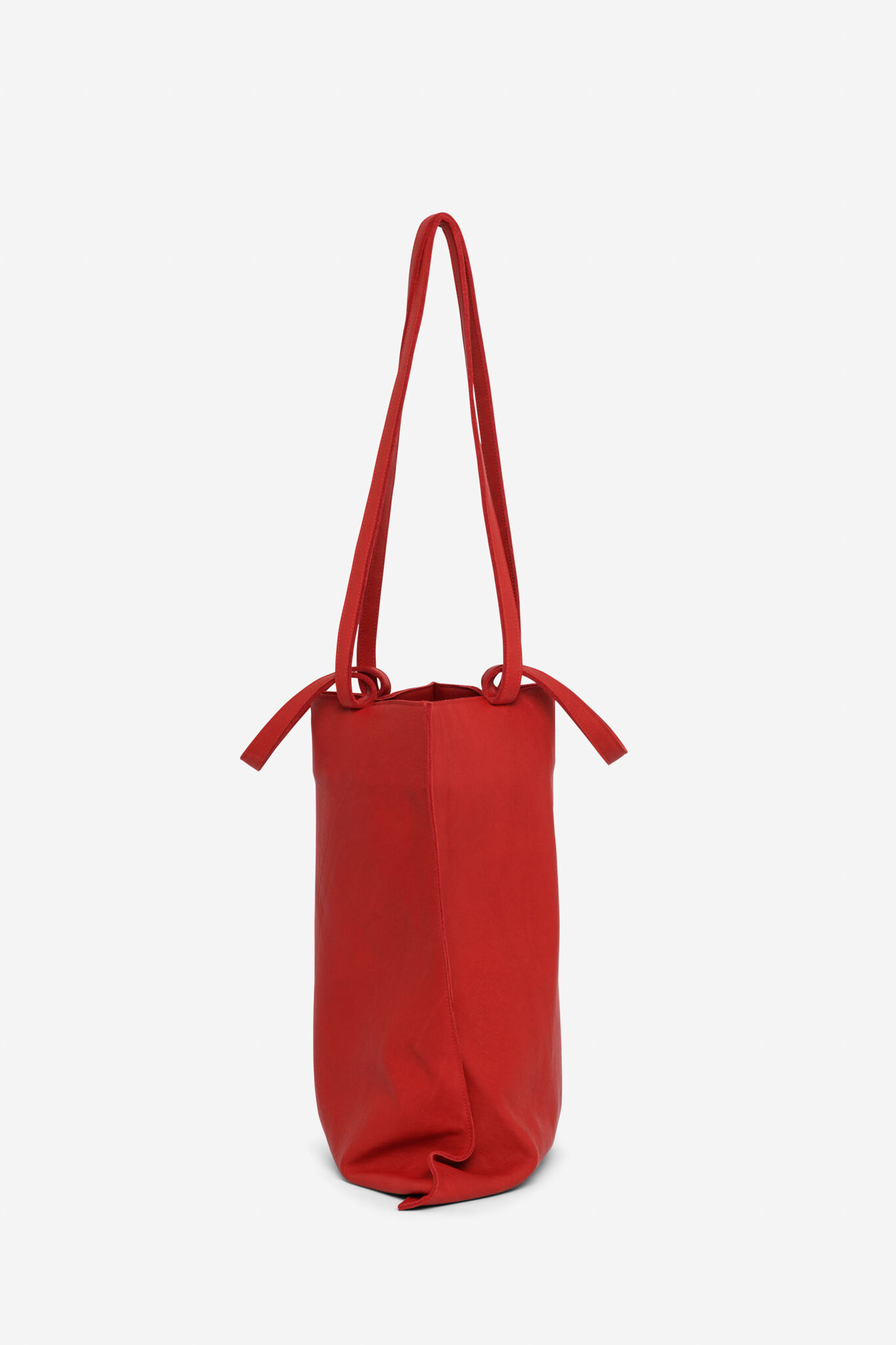 Eine rote Shopper-Tasche mit langen Riemen. Diese minimalistische und moderne Tasche ist ideal für den täglichen Gebrauch und als modisches Accessoire.