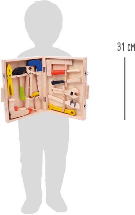Ein Kinder-Werkzeugkoffer aus Holz mit verschiedenen Werkzeugen wie Hammer, Zange, Schraubenzieher und Säge in verschiedenen Farben. Der Koffer ist geöffnet und zeigt das Werkzeug übersichtlich angeordnet. Die Werkzeuge haben bunte Griffe, darunter gelb, grün, blau und rot. Der Koffer selbst ist in Naturholzfarbe gehalten. Der Hintergrund zeigt die Silhouette eines Kindes, das etwa 31 cm groß ist.