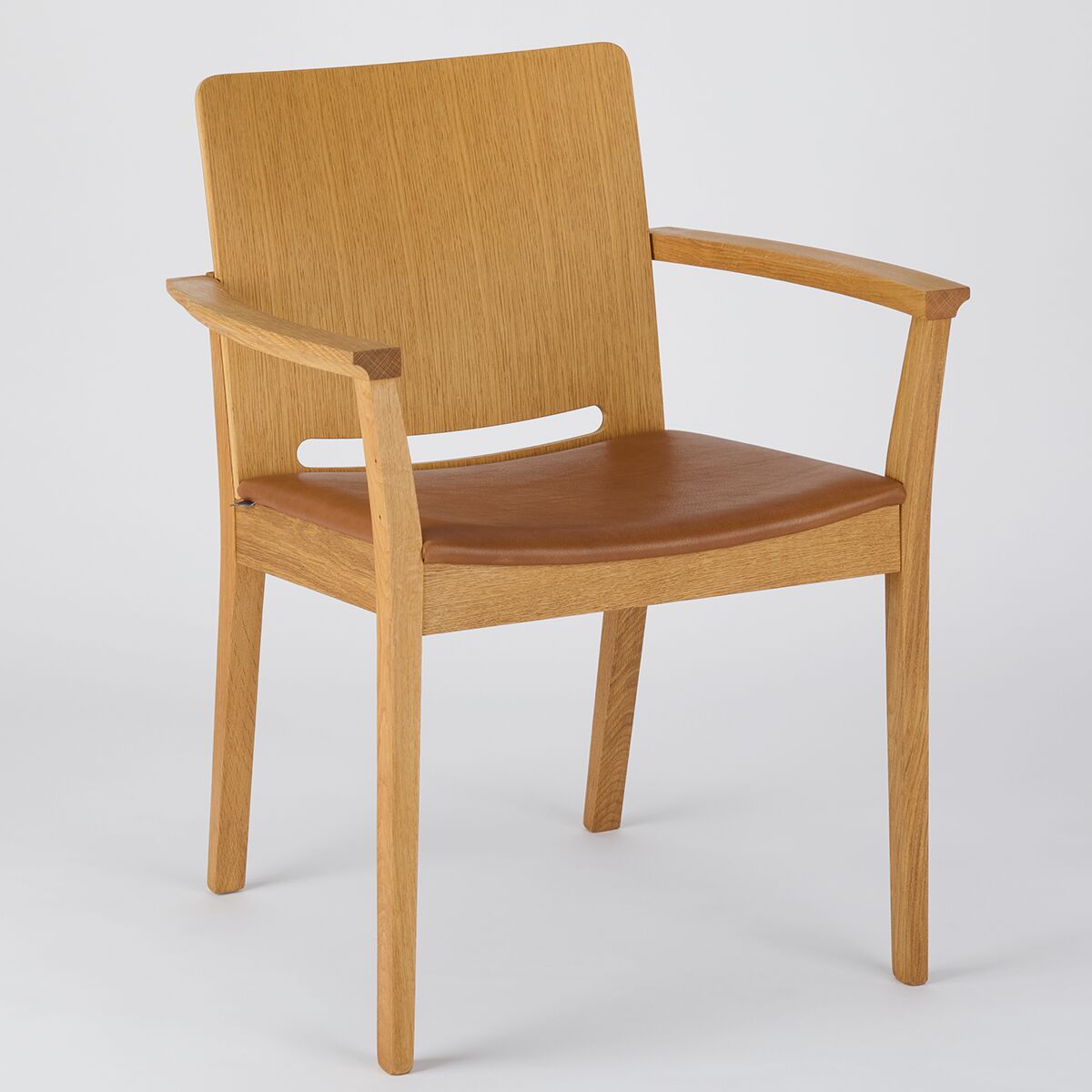 Ein moderner Armlehnstuhl namens »Kelley« aus Holz mit einem einfachen, eleganten Design. Der Stuhl hat eine braune Holzstruktur und einen gepolsterten Sitz.