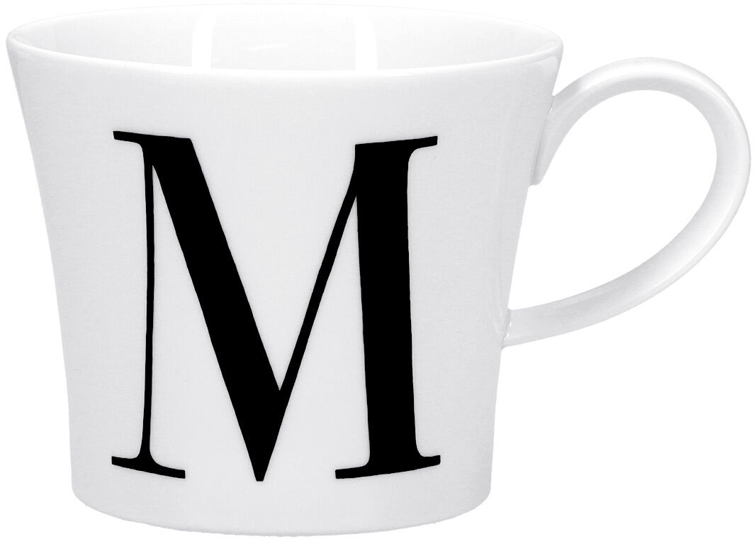 Weiße Frühstückstasse mit einem großen schwarzen Buchstaben ‚M‘ auf der Vorderseite.
