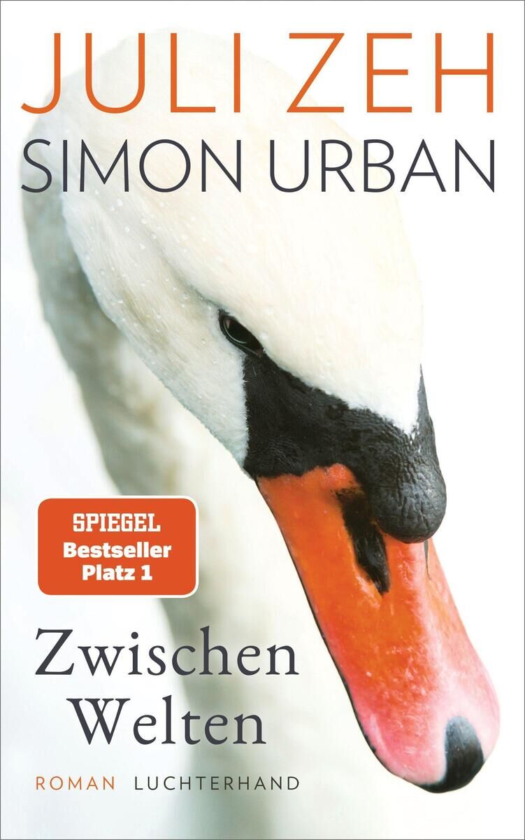 Das Cover des Buches 'Zwischen Welten' von Juli Zeh und Simon Urban zeigt einen Nahaufnahme eines Schwans. Der Titel 'Zwischen Welten' und die Autoren werden oben gezeigt. Ein rotes Abzeichen zeigt 'Spiegel Bestseller Platz 1'.