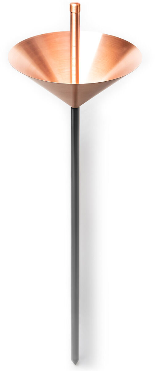 Auf weißem Hintergrund ist ein konischer Regenmesser aus massivem Kupfer zu sehen, dessen Schale in einen schlanken schwarzen Stab übergeht. Das minimalistische Design ist modern, mit glänzender, glatter Oberfläche und dezenten Gravuren zur Mengenmessung.