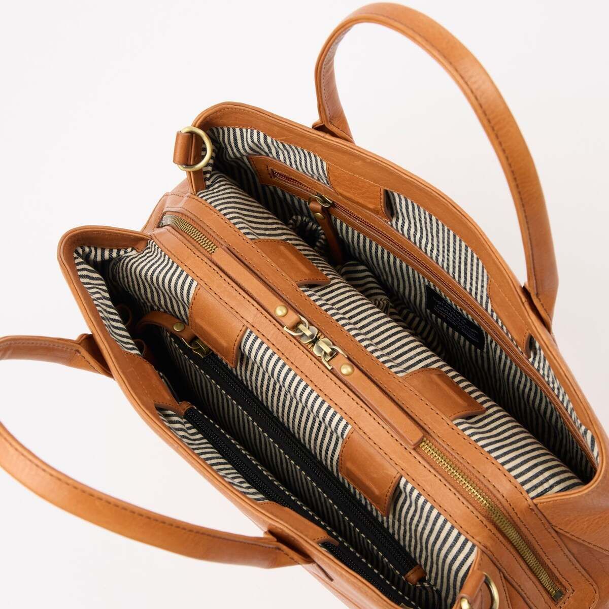 Braune Schultertasche namens »Rita« aus Lederoptik, geöffnet mit sichtbaren, gestreiften Innenfächern und goldfarbenem Reißverschluss, geeignet für den Alltag und besondere Anlässe.