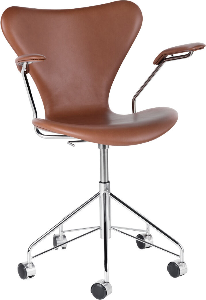 Ein moderner Bürostuhl der Serie 7™ mit braunem Holzsitz, silbernen Metallarmen und -beinen auf schwarzen Rollen. Ideal für stilvolle Büroeinrichtung.