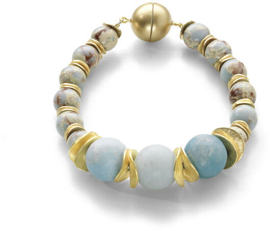 Perlen-Schmuckset »Northern Lights«, bestehend aus einem stilvollen Armband mit großen und kleinen Perlen in Gold, Weiß, Hellblau und Beige, verziert mit goldfarbenen Zwischenteilen und einem goldfarbenen Magnetverschluss.