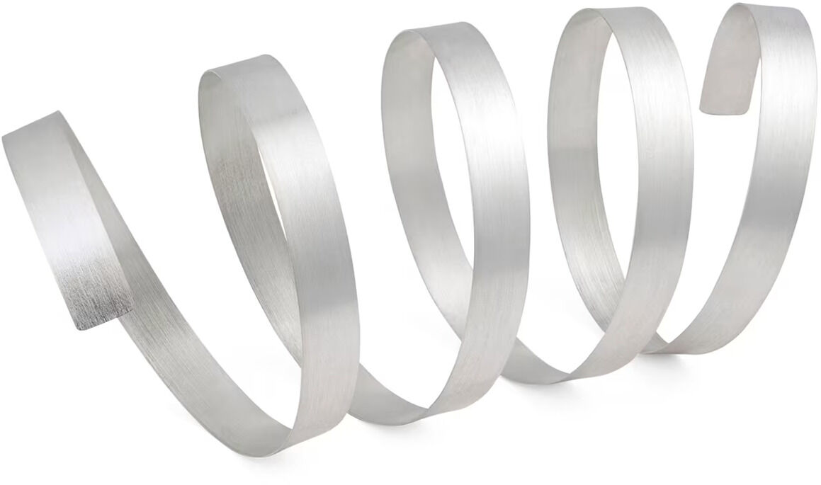 Der Armreif »Silber Fein« von Maria Rzewuska ist aus mattiertem 925er Silber gefertigt und zeigt sich als spiralförmig gewundenes, feingliedriges Band. Die Oberfläche ist glatt und gebürstet, das Design wirkt modern, elastisch und elegant, ideal für hochwertige Schmuckliebhaber.