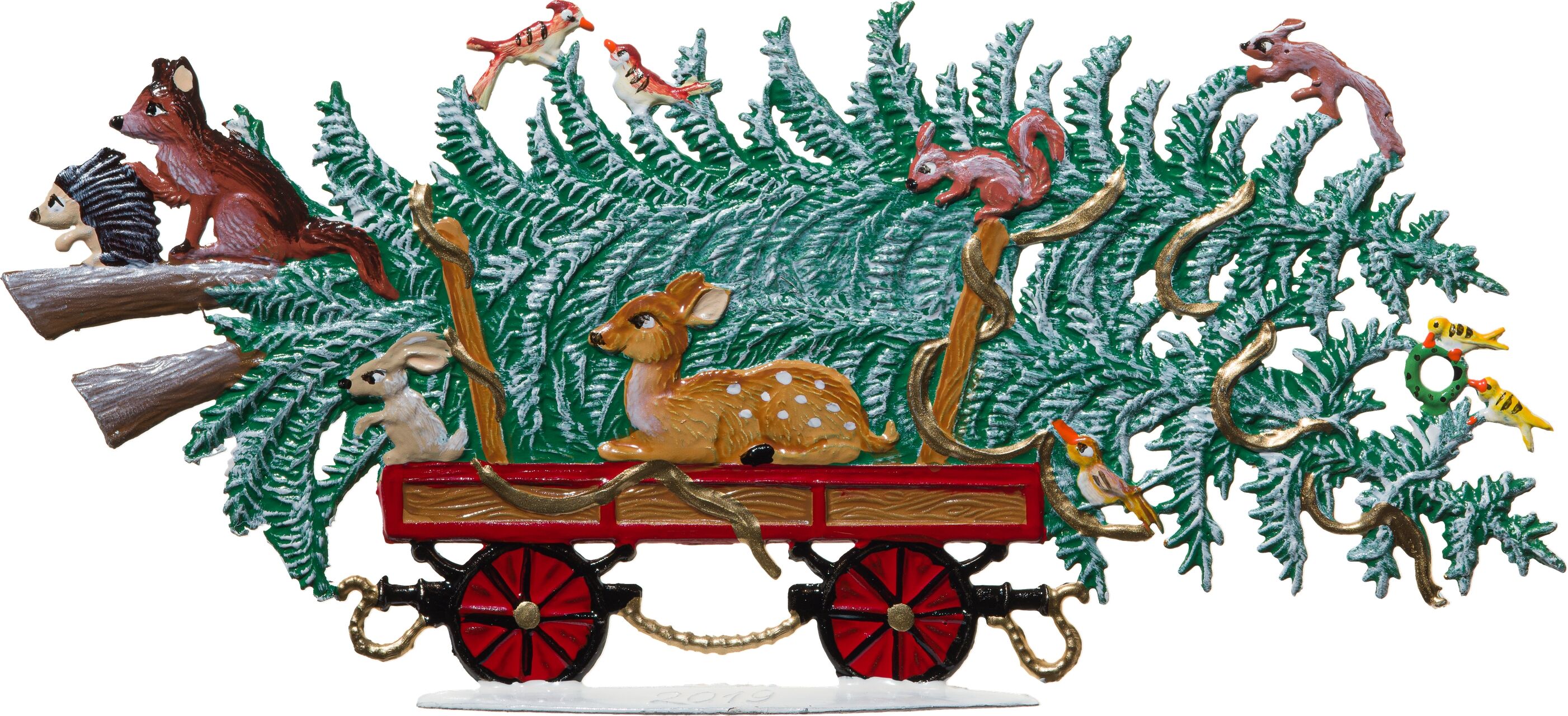 Detailreiche Zinnfigur eines roten Wagens, der einen grünen Tannenbaum transportiert. Auf und um den beladenen Wagen sind verschiedene Waldtiere wie ein Reh, ein Hase, Eichhörnchen und kleine Vögel platziert. Dekoratives, handgefertigtes Miniaturmodell mit weihnachtlichem Motiv und vielen naturinspirierten Details.