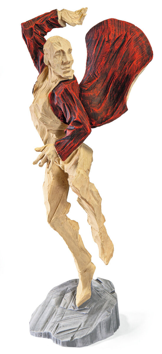 Die Skulptur 'Tanz durch's Leben' von Roman Johann Strobl zeigt eine tanzende abstrakte Figur in dynamischer Bewegung, ausgeführt im Kunstguss mit täuschend echter Holzoptik. Die Oberfläche wirkt glatt, strukturreich und hochwertig, mit warmen Braun- und Goldtönen, filigranen Details und moderner Ausstrahlung.