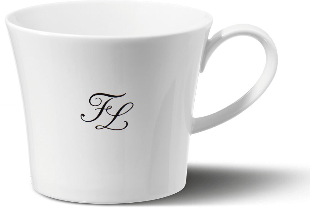 Weiße Bürotasse mit dem Monogramm 'FL' in schwarzer Schrift, Teil eines dreiteiligen Sets, schlicht und modern, perfekt für den täglichen Gebrauch im Büro oder Home-Office.