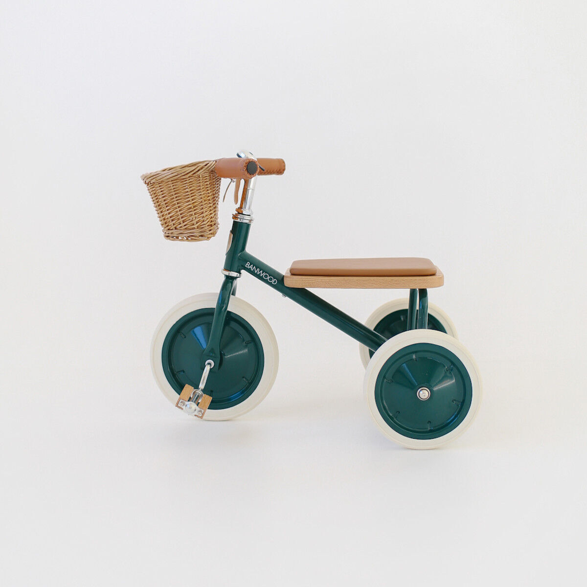 Ein Retro-Dreirad mit einem grünen Gestell, weißen Reifen und braunem Sitz. Das Dreirad hat einen Rattan-Korb vorne und ist stilvoll und funktional gestaltet. Perfekt für kleine Kinder.