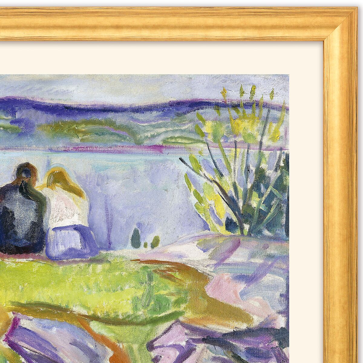 Detailreicher Kunstdruck von Edvard Munchs Werk „Frühling (Liebespaar am Ufer)“ aus dem Jahreszeiten-Zyklus. Zwei Figuren sitzen eng beieinander im Vordergrund auf einer Wiese mit Blick auf einen ruhigen See und hügelige, pastellfarbene Landschaft, umrahmt von goldener Leiste.