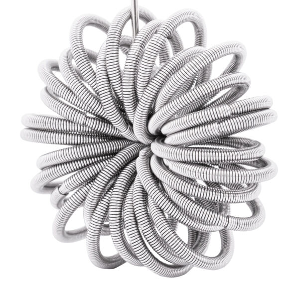 Detailaufnahme eines silbernen Ohrrings von la molla, Modell "No.1 Steel". Das Schmuckstück besteht aus zahlreichen filigranen, spiralförmigen Edelstahlfedern, die zu einer voluminösen, blumenähnlichen Form kunstvoll angeordnet sind.