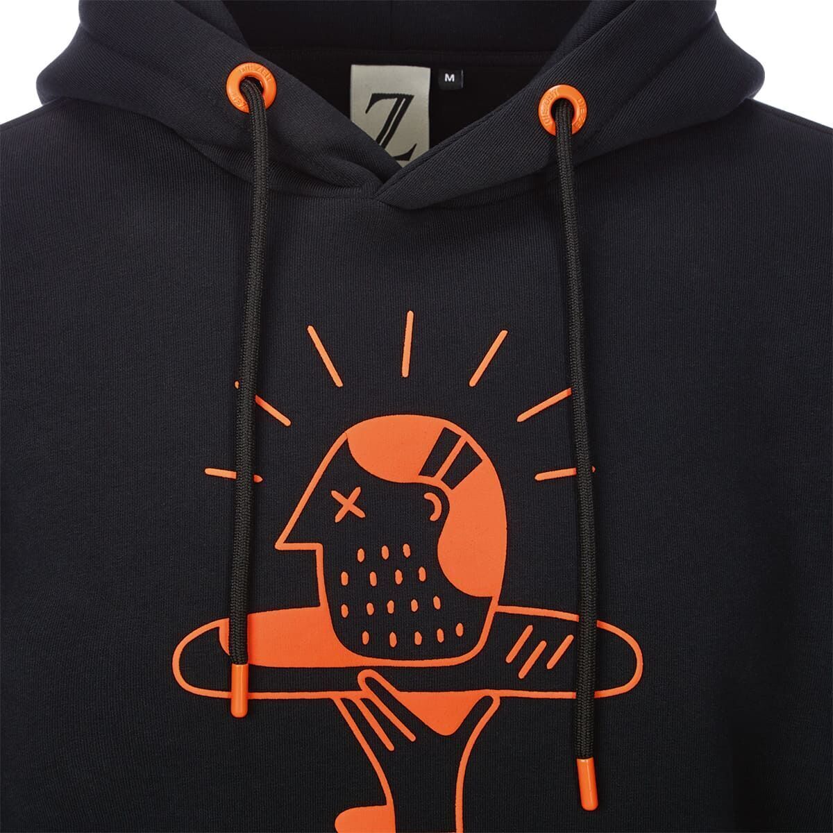 Schwarzer Hoodie der ZEIT-Kollektion mit orangefarbener Illustration eines Kopfes mit einem Messer und einem zu platzen gehenden Luftballon über einer Hand. Schwarze Kapuzenkordeln mit orangefarbenen Enden. Etikett im Nackenbereich sichtbar.