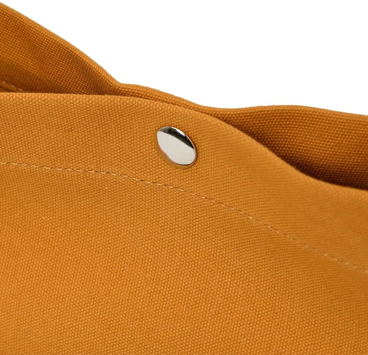 Nahaufnahme einer orangefarbenen Jubiläums-Markttasche aus Stoff mit einem silberfarbenen Metallknopf.