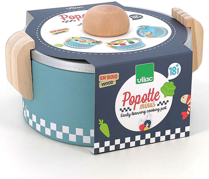 Spielkochtopf aus Holz mit blauer Farbe auf dem Korpus, zwei Holzgriffen, einem Holzdeckelknopf und dekorativen Aufklebern. Geeignet für Kinder ab 18 Monaten.