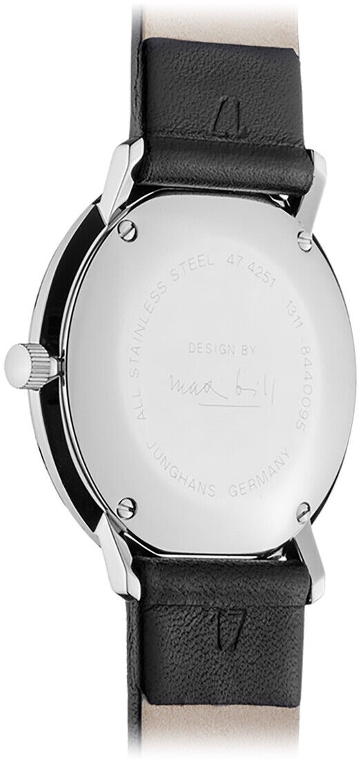Rückansicht der Junghans-Uhr »Max Bill Damen« mit Edelstahlboden, graviertem Max-Bill-Schriftzug und schwarzem Lederarmband. Das minimalistische Bauhaus-Design sorgt für eine moderne, klare Optik. Das Gehäuse glänzt silbern, die Lederstruktur ist deutlich erkennbar.