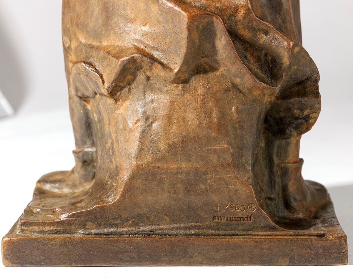 Eine Bronzeskulptur von Ernst Barlach mit dem Titel 'Der Spaziergänger', die einen stilisierten, menschlichen Umriss zeigt. Der Detaillierungsgrad ist reduziert, und die Oberflächenstruktur ist grob und rustikal.