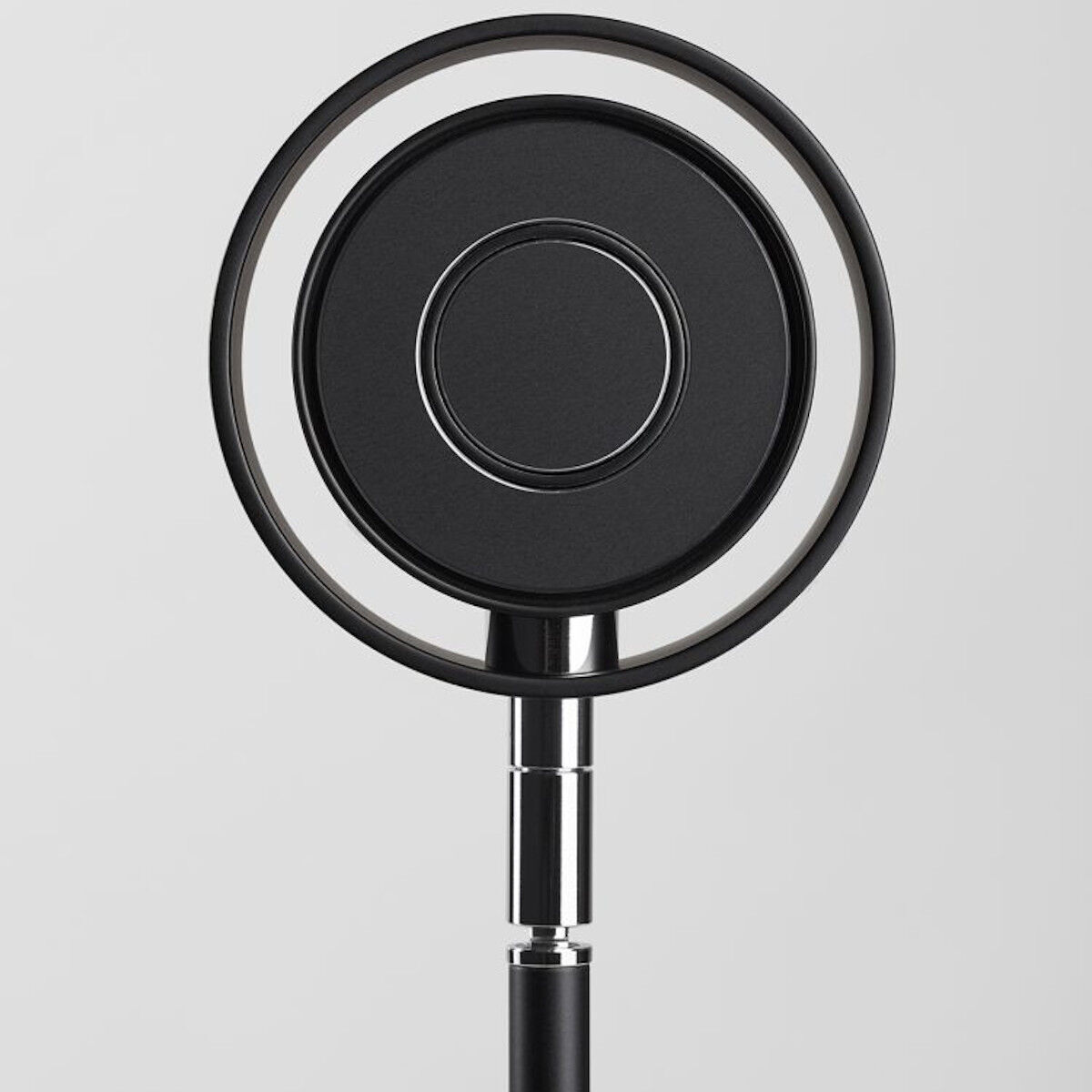 Moderne Tischleuchte »Pure« in Schwarz mit minimalistischem Design, Zylinderform und drehbarer LED-Lampe auf weißem Hintergrund.