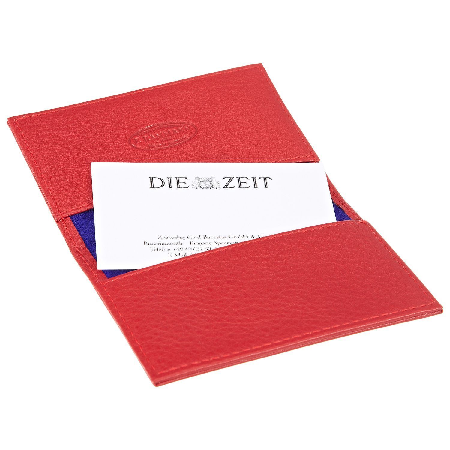 Ein elegantes Visitenkarten-Etui aus rotem Hirschleder, geöffnet auf einem weißen Hintergrund. Eine Visitenkarte ist teilweise sichtbar in einer der Taschen des Etuis, die innen blau gefüttert sind.