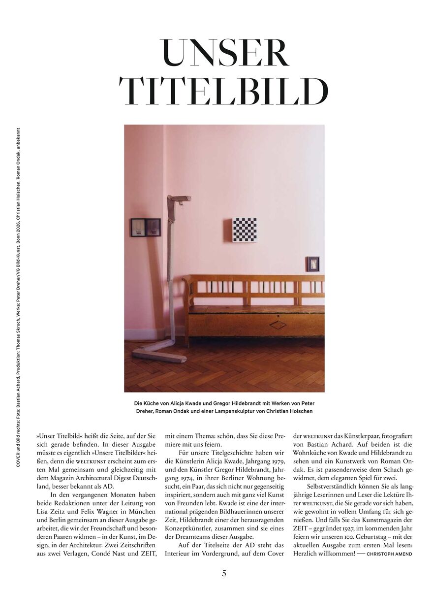 Titelbild der Zeitschrift: Ein schlichter, heller Raum mit Wand in zartem Rosa, darin hölzernes Bett, moderne Lampe, kleine Kunstwerke an der Wand. Oben steht groß 'Unser Titelbild', unten erläuternder Text. Reduziert und modern inszeniert.