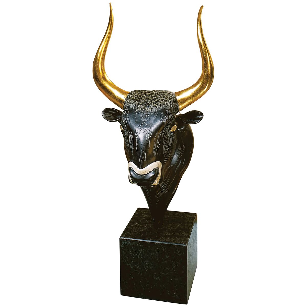 Detailreiche Skulptur eines minoischen Stierkopfs von Ars mundi, gefertigt in Schwarz mit weißen und goldfarbenen Akzenten. Die Hörner sind besonders auffällig vergoldet. Der Kopf sitzt auf einem massiven, quaderförmigen Sockel.