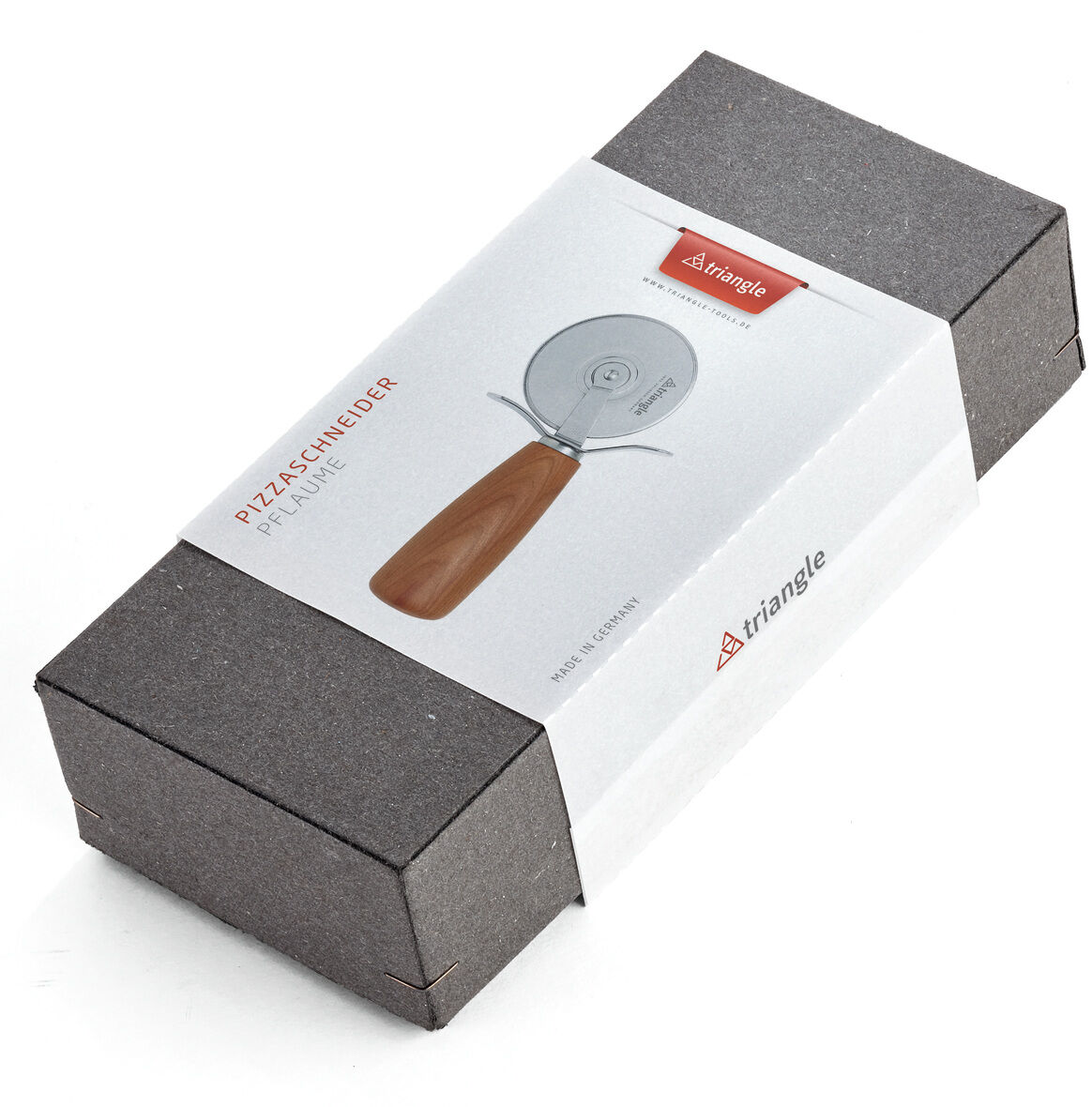 Ein Pizzaschneider namens »Soul« mit einem Griff aus Pflaumenholz, verpackt in einer stilvollen grauen Box mit Etikett und Produktinformationen.
