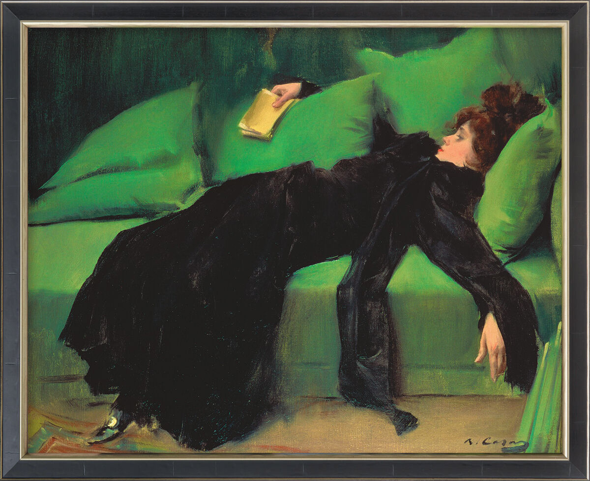 Ein Gemälde von Ramon Casas i Carbó zeigt eine Frau in einem langen schwarzen Kleid, die auf einem grünen Sofa entspannt liegt, mit einem goldgelben Buch in der Hand. Der Ausdruck vermittelt Ruhe und Eleganz.