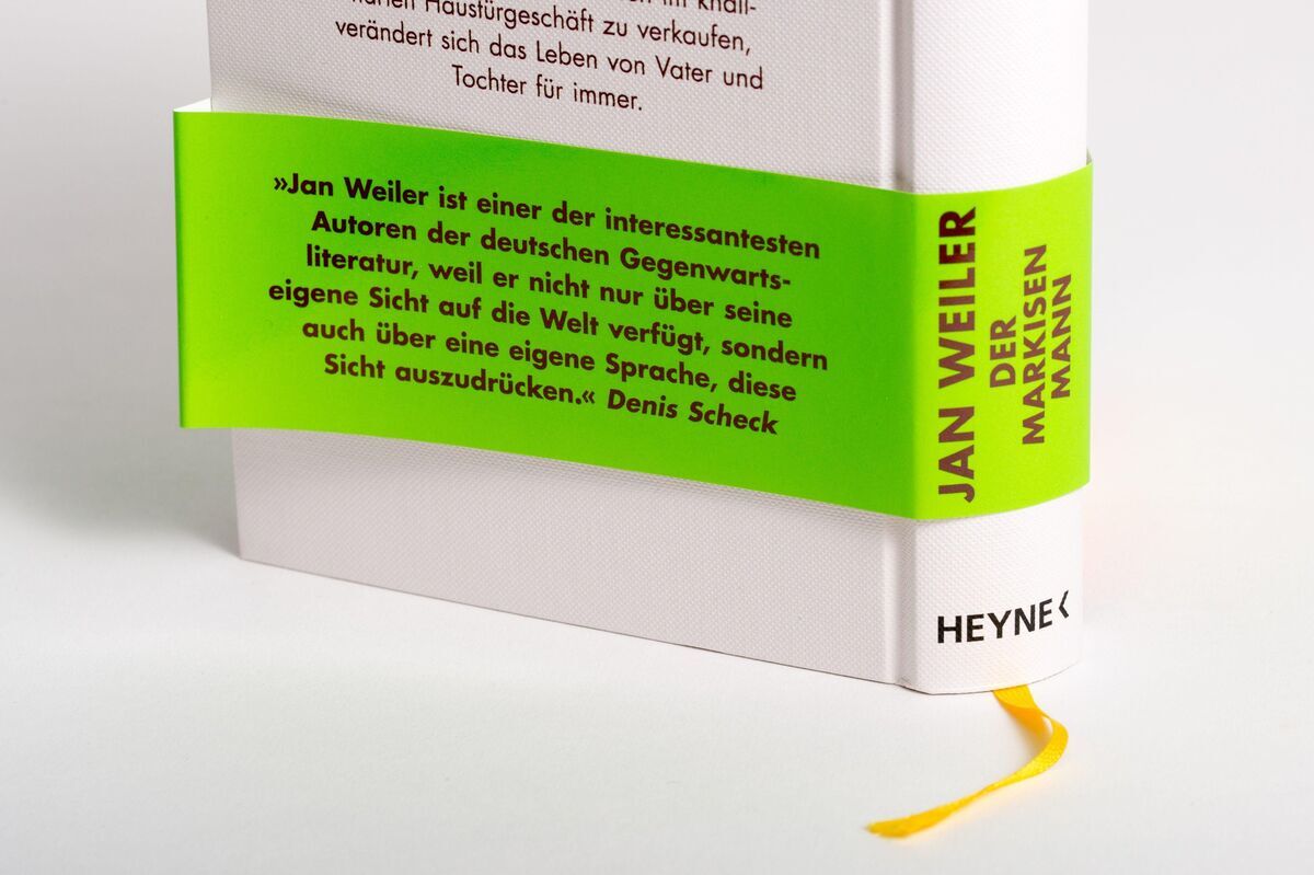 Weiße Buchcover des Romans 'Der Markisenmann' von Jan Weiler mit einer gelb-grünen Banderole, die eine Rezension von Denis Scheck enthält. Das Buch ist vom Verlag Heyne.