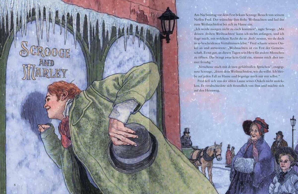 Illustration aus dem Buch 'Weihnachtsgeschichte nach Charles Dickens' von R. Toman. Ein Mann in einem grünen Mantel hält einen Zylinderhut und schaut nach hinten, während er vor einem Laden mit dem Schild 'Scrooge and Marley' steht. Im Hintergrund ist eine verschneite Straße mit einer Lampe, einer Frau in historischer Kleidung und einem Pferd mit Kutsche zu sehen.