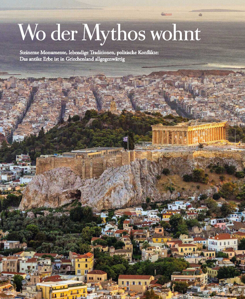 Ein farbiges Magazincover zeigt eine Ansicht der Akropolis und des Parthenons, umgeben von der Stadtlandschaft Athens. Der Titel lautet 'Wo der Mythos wohnt' und beschreibt die fortdauernde Bedeutung des antiken Erbes in Griechenland.
