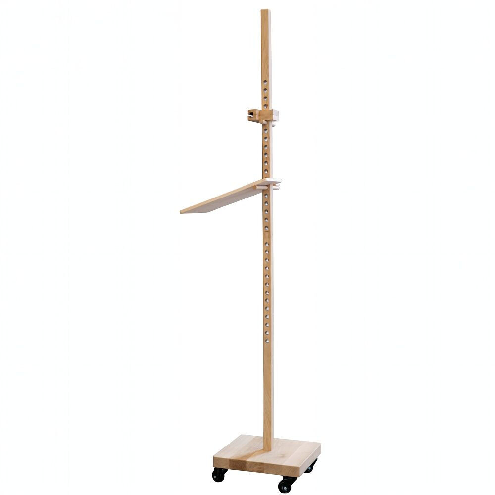 Mobiles Device Stativ "ERA" von Frau Caze aus Eiche natur und Birkensperrholz. Das Stativ steht auf vier schwarzen Rollen, besitzt eine höhenverstellbare Säule mit verstellbarer Ablagefläche. Schlichtes Design, ideal für Präsentationen oder das Home Office.