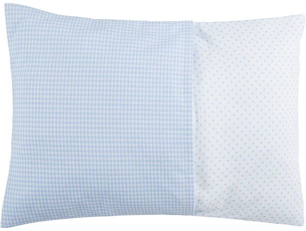 Ein rechteckiges Kissen mit zwei verschiedenen Mustern: auf der linken Seite Blau-Weiß kariert, auf der rechten Seite Weiß mit blauen Punkten. Das Design ist weich und kindgerecht, geeignet für das Kinderzimmer oder als Babygeschenk.