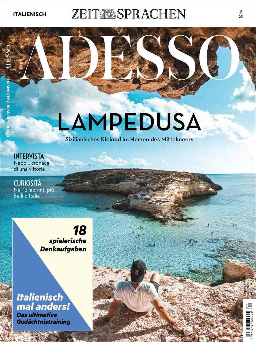 Das Adesso Magazin Ausgabe 08/2023 mit einem Titelbild von Lampedusa zeigt eine malerische Küstenlandschaft mit klarem blauen Wasser. Ein Mann sitzt auf den Klippen und schaut aufs Meer hinaus.